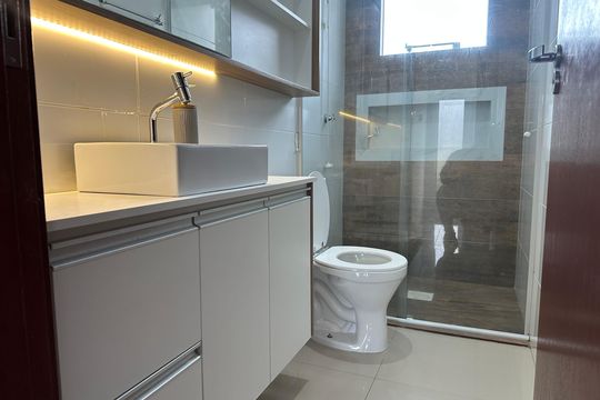 Banheiro de casa para alugar com 2 quartos, 71m² em Forquilhas, São José
