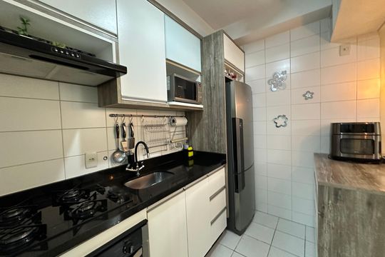 Cozinha de apartamento à venda com 2 quartos, 74m² em Jardim Tupanci, Barueri