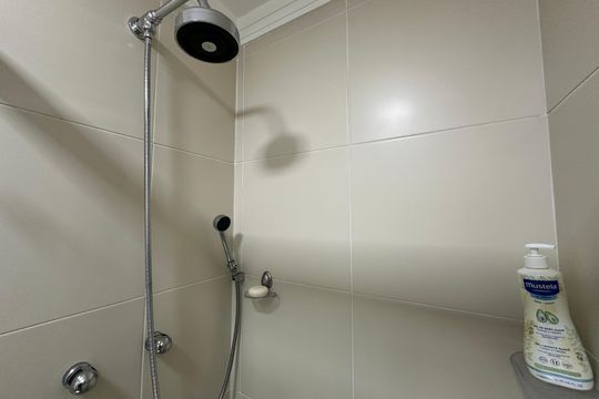Banheiro Social de apartamento à venda com 2 quartos, 74m² em Jardim Tupanci, Barueri