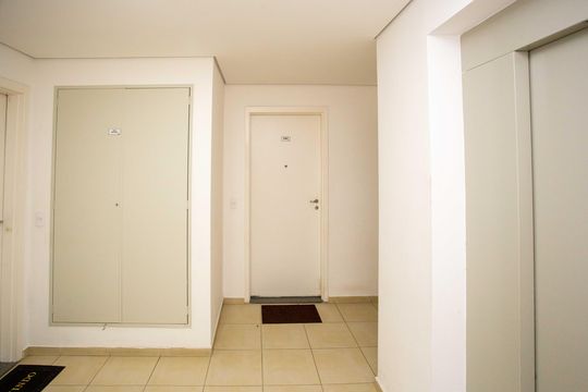 Hall de entrada de apartamento à venda com 2 quartos, 43m² em Piraporinha, Diadema