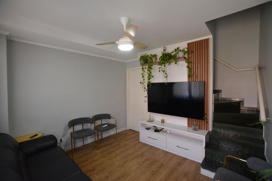 SALA de casa de condomínio à venda com 3 quartos, 120m² em Jardim Gilda Maria, São Paulo