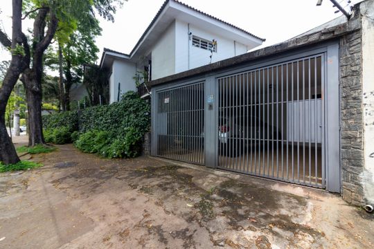 Fachada de casa à venda com 4 quartos, 250m² em Moema, São Paulo