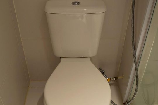 Banheiro de kitnet/studio para alugar com 1 quarto, 26m² em Pinheiros, São Paulo