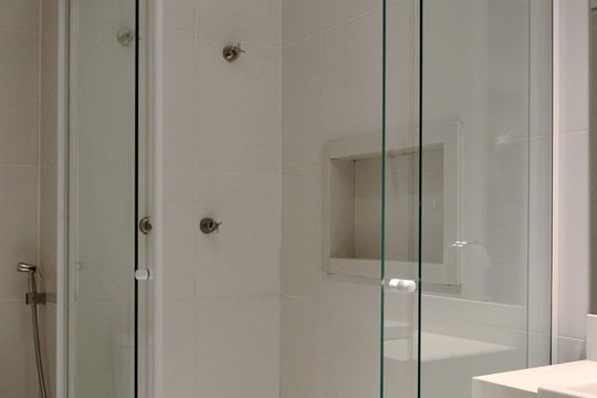 Banheiro de kitnet/studio para alugar com 1 quarto, 26m² em Pinheiros, São Paulo