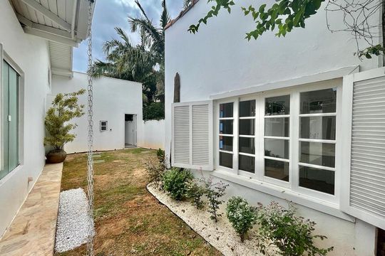 Área externa de casa para alugar com 3 quartos, 220m² em Campeche, Florianópolis