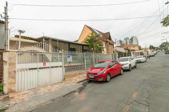 Casa à venda com 3 quartos, 273m² em Alto Caiçaras, Belo Horizonte