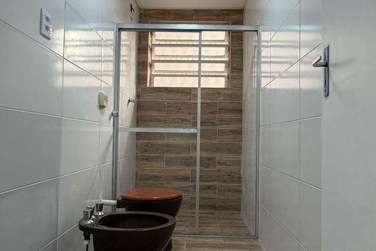 Banheiro de apartamento à venda com 1 quarto, 56m² em Centro, São Leopoldo
