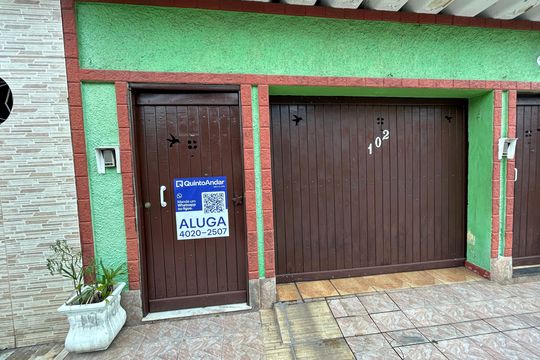 Fachada + placa de casa para alugar com 2 quartos, 129m² em Guadalupe, Rio de Janeiro