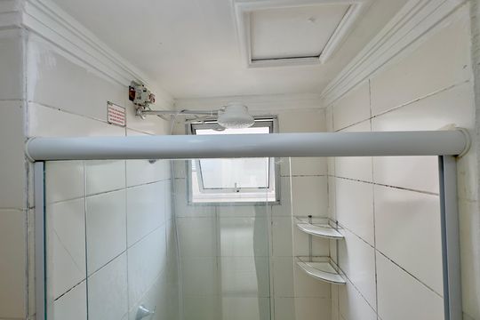 Banheiro de apartamento para alugar com 2 quartos, 42m² em Parque Piratininga, Guarulhos
