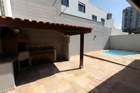 QUINTAL COM PISCINA E CHURRASQUEIRA de casa de condomínio para alugar com 5 quartos, 280m² em Jardim das Paineiras, Campinas