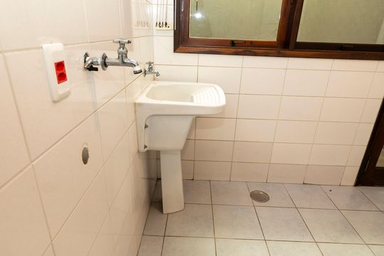 ÁREA DE SERVIÇO de casa de condomínio para alugar com 5 quartos, 280m² em Jardim das Paineiras, Campinas