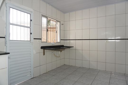 Cozinha de casa para alugar com 2 quartos, 50m² em Jardim Independência, Embu das Artes