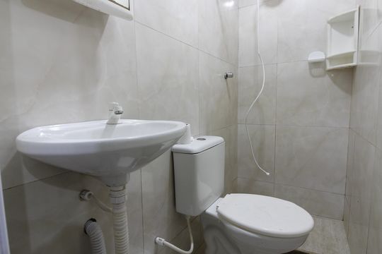 Banheiro da Suíte de casa de condomínio para alugar com 2 quartos, 50m² em Peró, Cabo Frio
