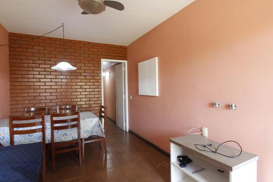 Sala de casa de condomínio para alugar com 2 quartos, 50m² em Peró, Cabo Frio