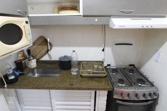 Cozinha de casa de condomínio para alugar com 2 quartos, 50m² em Peró, Cabo Frio