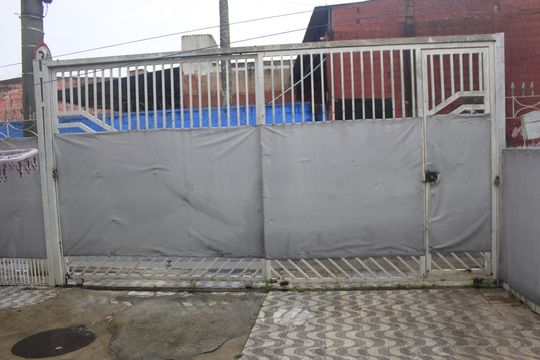 Garagem  de casa à venda com 5 quartos, 250m² em Jardim das Acacias, Guarulhos