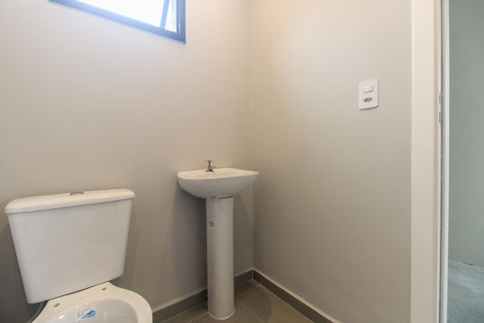 Banheiro  de kitnet/studio à venda com 1 quarto, 95m² em Chácara Seis de Outubro, São Paulo