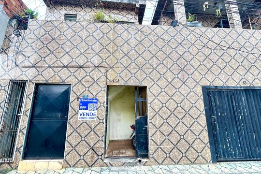 Placa instalada na fachada do imóvel de casa à venda com 2 quartos, 250m² em Jardim Presidente Dutra, Guarulhos