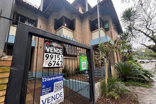 Fachada de casa à venda com 4 quartos, 160m² em Bela Vista, Porto Alegre