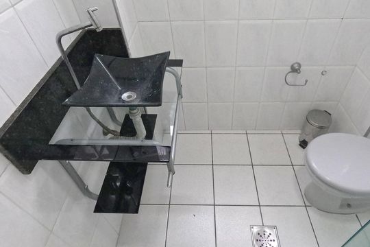 Banheiro de apartamento para alugar com 1 quarto, 53m² em Aparecida, Santos