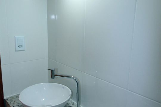 Banheiro de apartamento para alugar com 2 quartos, 48m² em Olaria, Rio de Janeiro