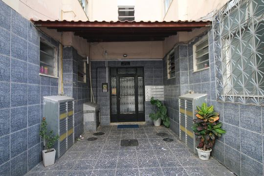 Fachada e portaria de apartamento para alugar com 2 quartos, 48m² em Olaria, Rio de Janeiro