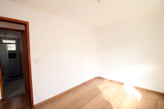 Quarto 1 de apartamento para alugar com 2 quartos, 48m² em Olaria, Rio de Janeiro