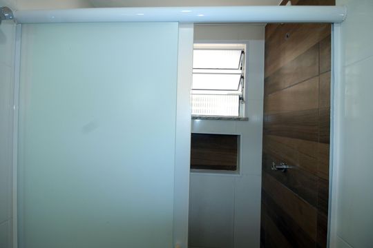 Banheiro de apartamento para alugar com 2 quartos, 48m² em Olaria, Rio de Janeiro