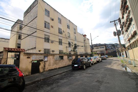 Fachada do bloco de apartamento para alugar com 2 quartos, 48m² em Olaria, Rio de Janeiro