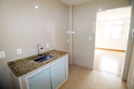 Cozinha de apartamento para alugar com 2 quartos, 48m² em Olaria, Rio de Janeiro