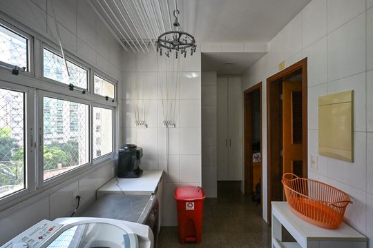 Área de Serviço  de apartamento para alugar com 4 quartos, 248m² em Vila Suzana, São Paulo