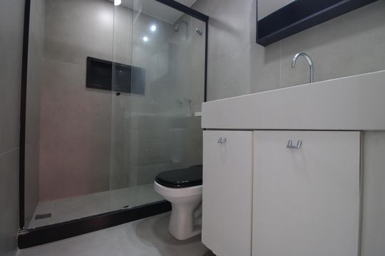 Banheiro social de apartamento para alugar com 2 quartos, 69m² em Taquara, Rio de Janeiro