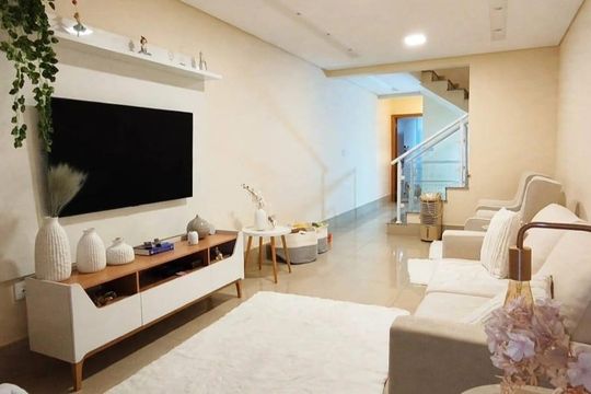 Casa à venda com 3 quartos, 143m² em Parque Maria Domitila, São Paulo