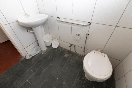 BANHEIRO de casa para alugar com 3 quartos, 80m² em Jardim Leonor, Campinas