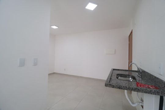 Cozinha de apartamento para alugar com 2 quartos, 55m² em Laranjeiras, Uberlândia