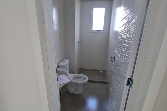 Banheiro de apartamento à venda com 2 quartos, 60m² em Passo das Pedras, Gravataí