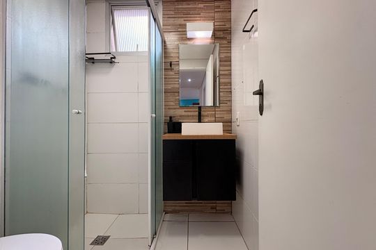 Banheiro  de apartamento à venda com 2 quartos, 53m² em Vila Lutécia, Santo André