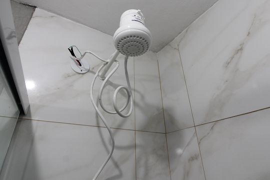 Banheiro de kitnet/studio para alugar com 1 quarto, 15m² em Jardim Caiçara, Cabo Frio
