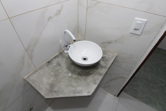 Banheiro de kitnet/studio para alugar com 1 quarto, 15m² em Jardim Caiçara, Cabo Frio