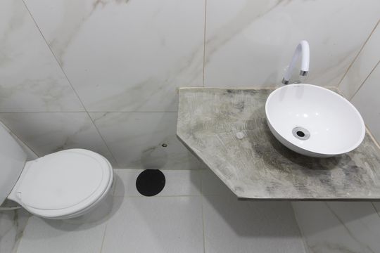 Banheiro de kitnet/studio para alugar com 1 quarto, 15m² em Jardim Caiçara, Cabo Frio