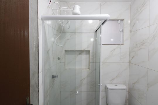 Banheiro de kitnet/studio para alugar com 1 quarto, 15m² em Jardim Caiçara, Cabo Frio
