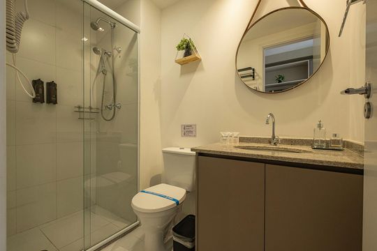 Banheiro de kitnet/studio para alugar com 1 quarto, 24m² em Pinheiros, São Paulo