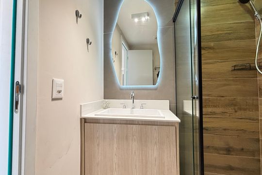 Banheiro de kitnet/studio para alugar com 1 quarto, 25m² em Pinheiros, São Paulo
