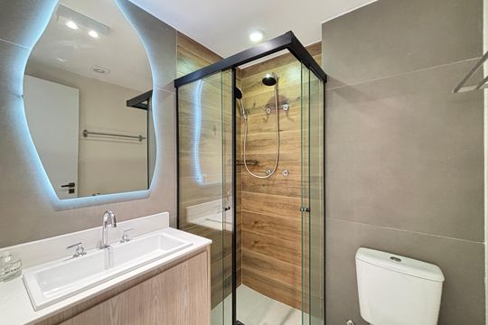 Banheiro de kitnet/studio para alugar com 1 quarto, 25m² em Pinheiros, São Paulo
