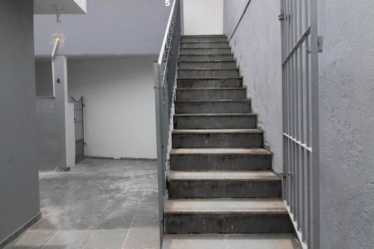 Escada de Entrada de kitnet/studio para alugar com 1 quarto, 30m² em Jardim Rosa de Franca, Guarulhos