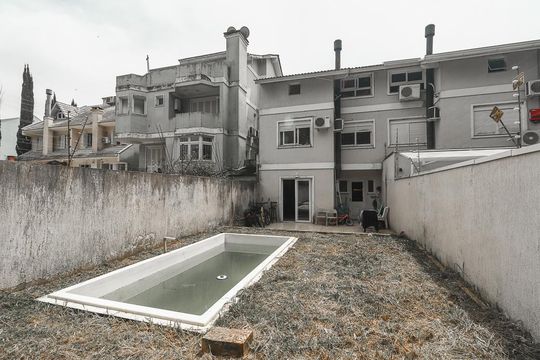 Piscina de casa à venda com 3 quartos, 180m² em Jardim Itu, Porto Alegre