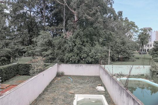 Vista de casa à venda com 3 quartos, 180m² em Jardim Itu, Porto Alegre