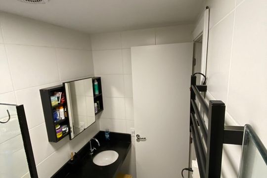 Banheiro de apartamento à venda com 1 quarto, 27m² em Vila das Belezas, São Paulo