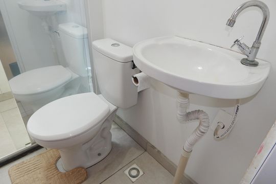 Banheiro de apartamento para alugar com 2 quartos, 43m² em Santa Cruz, Rio de Janeiro