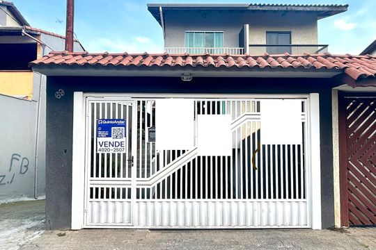 Placa instalada na fachada do imóvel  de casa à venda com 2 quartos, 200m² em Jardim Rosana, Guarulhos